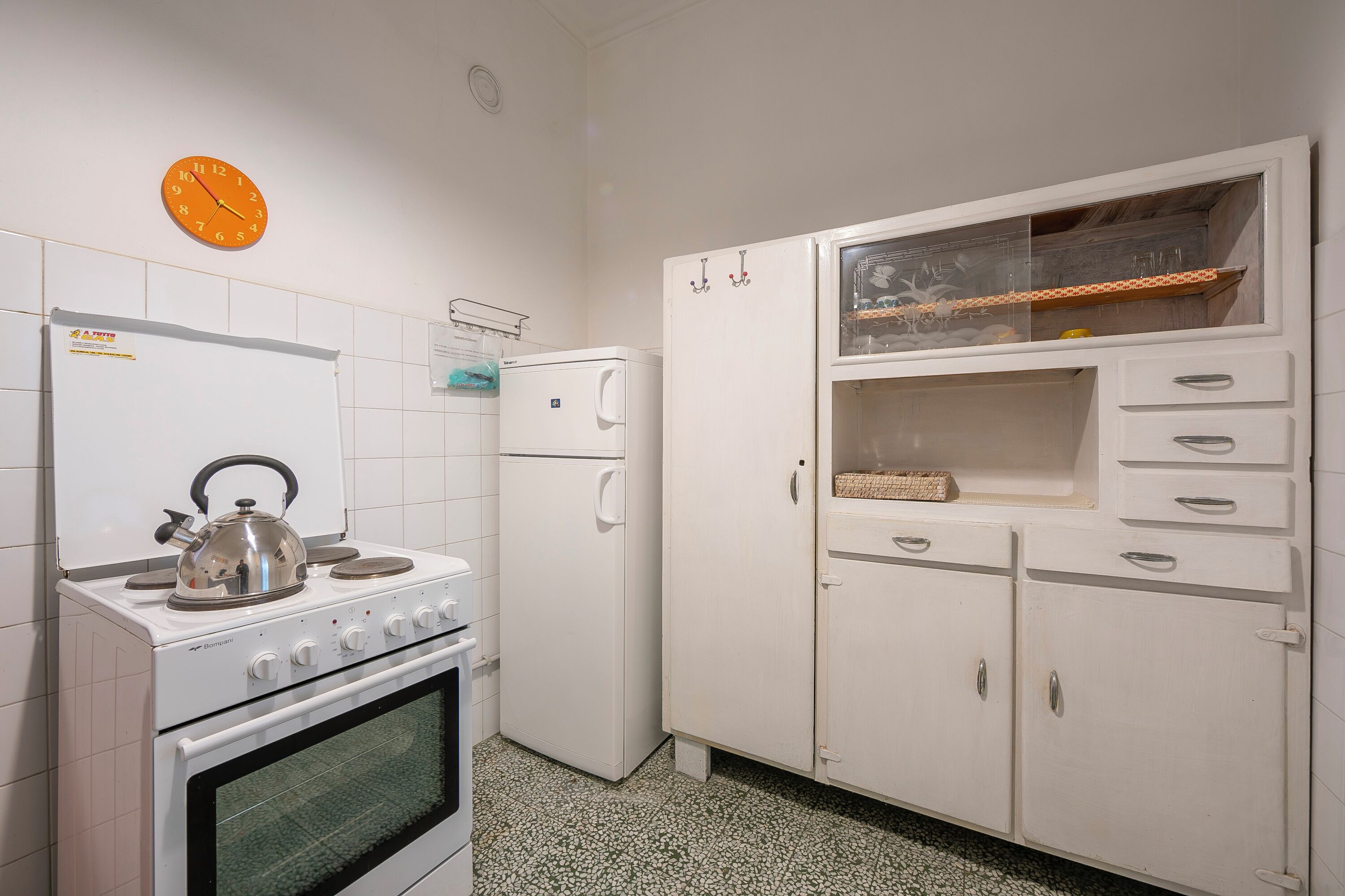 Kühlschrank, Herdplatte, Wasserkocher mit Kaffee-/Teezubehör