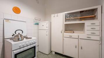 Kühlschrank, Herdplatte, Wasserkocher mit Kaffee-/Teezubehör