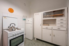 Familie appartement, meerdere slaapkamers, 2 badkamers (Tre Balconi Sul Mare Beach) | Privékeuken | Een koelkast, een kookplaat, een koffiezetapparaat/waterkoker