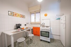 Familie appartement, meerdere slaapkamers, 2 badkamers (Tre Balconi Sul Mare Beach) | Privékeuken | Een koelkast, een kookplaat, een koffiezetapparaat/waterkoker