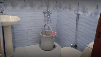 Deluxe Double Room | Bathroom | Shower, free toiletries, slippers, towels