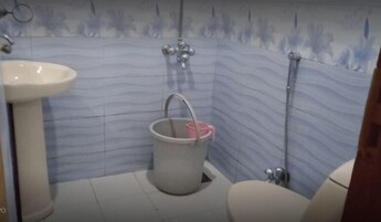 Deluxe Double Room | Bathroom | Shower, free toiletries, slippers, towels