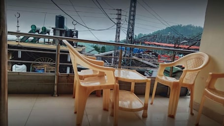 Deluxe Double Room | In-room dining