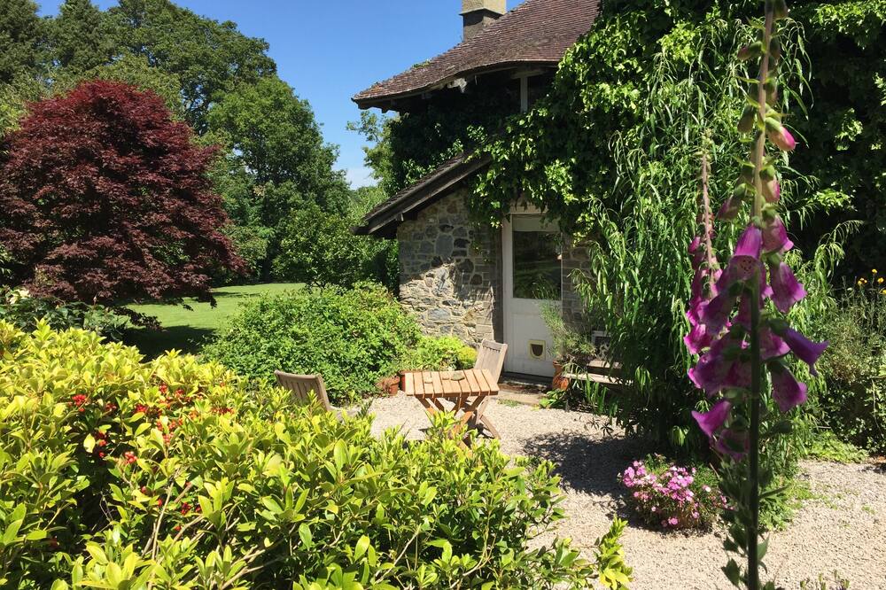 Romantic sunny South Devon garden cottage with wifi set in garden and woodland