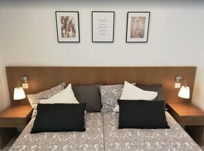 1 quarto, ferros/tábuas de passar roupa, berço de viagem