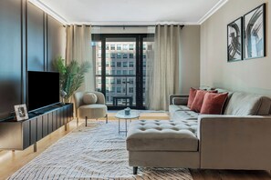 Executive Apartment, 2 Bedrooms, Non Smoking, Kitchenette | Living area