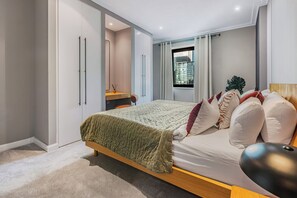 Executive Apartment, 2 Bedrooms, Non Smoking, Kitchenette | 2 bedrooms, desk, iron/ironing board, free WiFi - Capacious Two bed Apt in Canary Wharf (London)