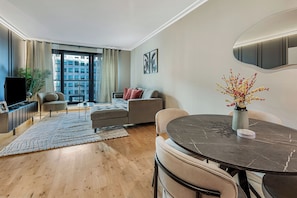 Executive Apartment, 2 Bedrooms, Non Smoking, Kitchenette | Living area