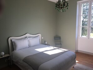 4 chambres, fer et planche à repasser, literie fournie