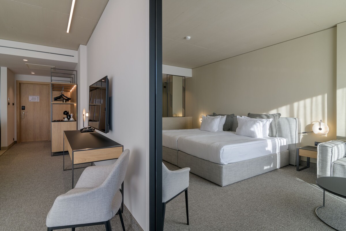Deluxe Double, Park View | Allergitestet sengetøy, minibar, safe på rommet og skrivebord