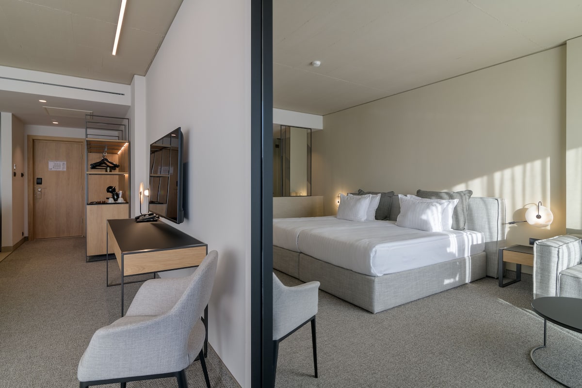 Deluxe Double, Park View | Hypo-allergenic bedding, minibar, in-room safe, desk