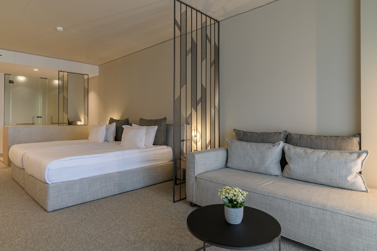 Premium Family, Sea view | Allergitestet sengetøy, minibar, safe på rommet og skrivebord
