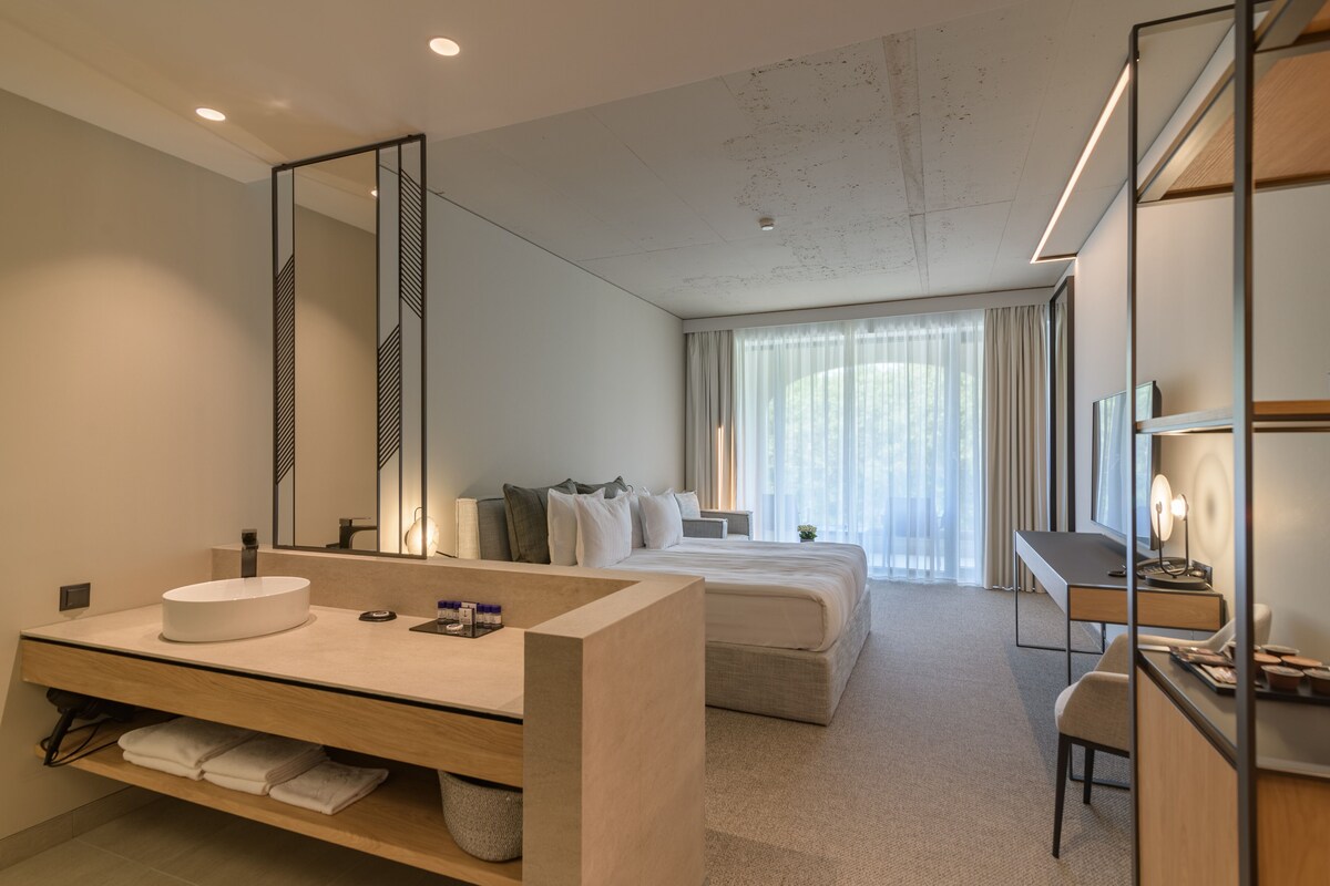Deluxe King, Park View | Allergitestet sengetøy, minibar, safe på rommet og skrivebord