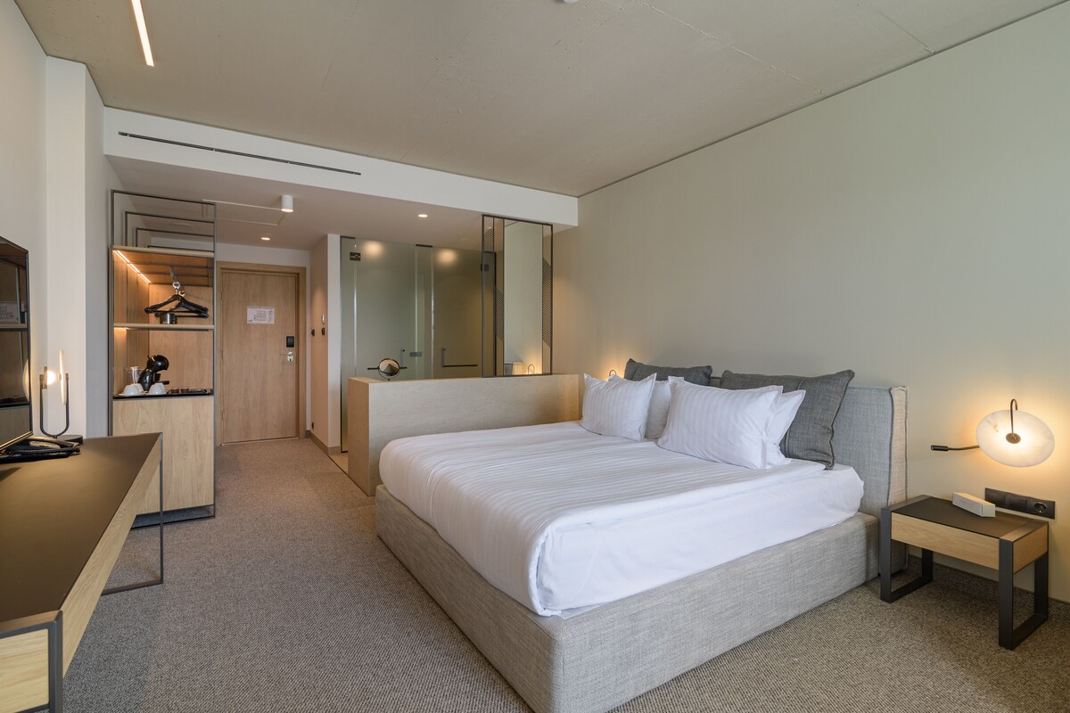 Deluxe Double, Sea View | Allergitestet sengetøy, minibar, safe på rommet og skrivebord