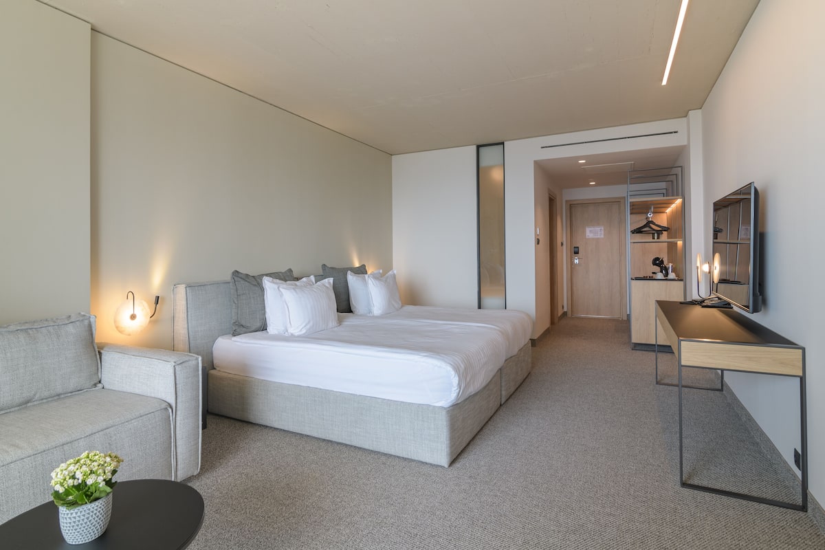 Hypo-allergenic bedding, minibar, in-room safe, desk