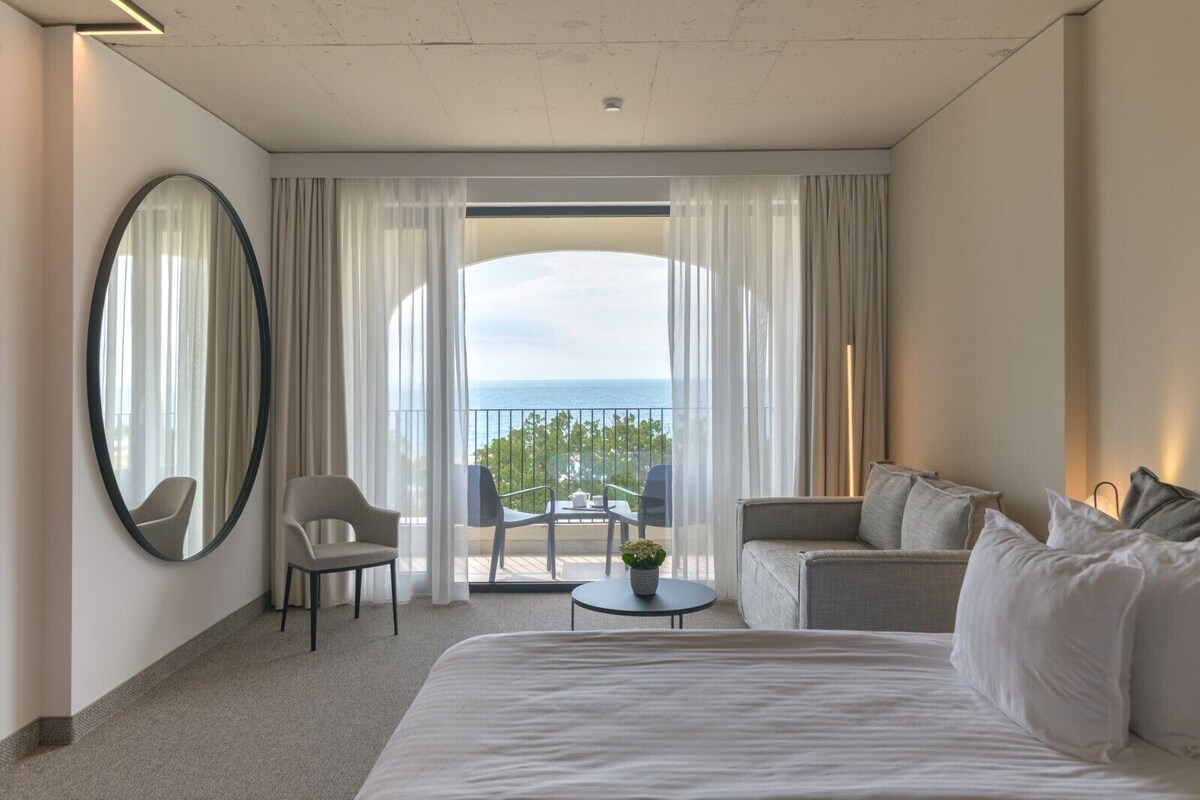 Superior Double, Sea View | Allergitestet sengetøy, minibar, safe på rommet og skrivebord