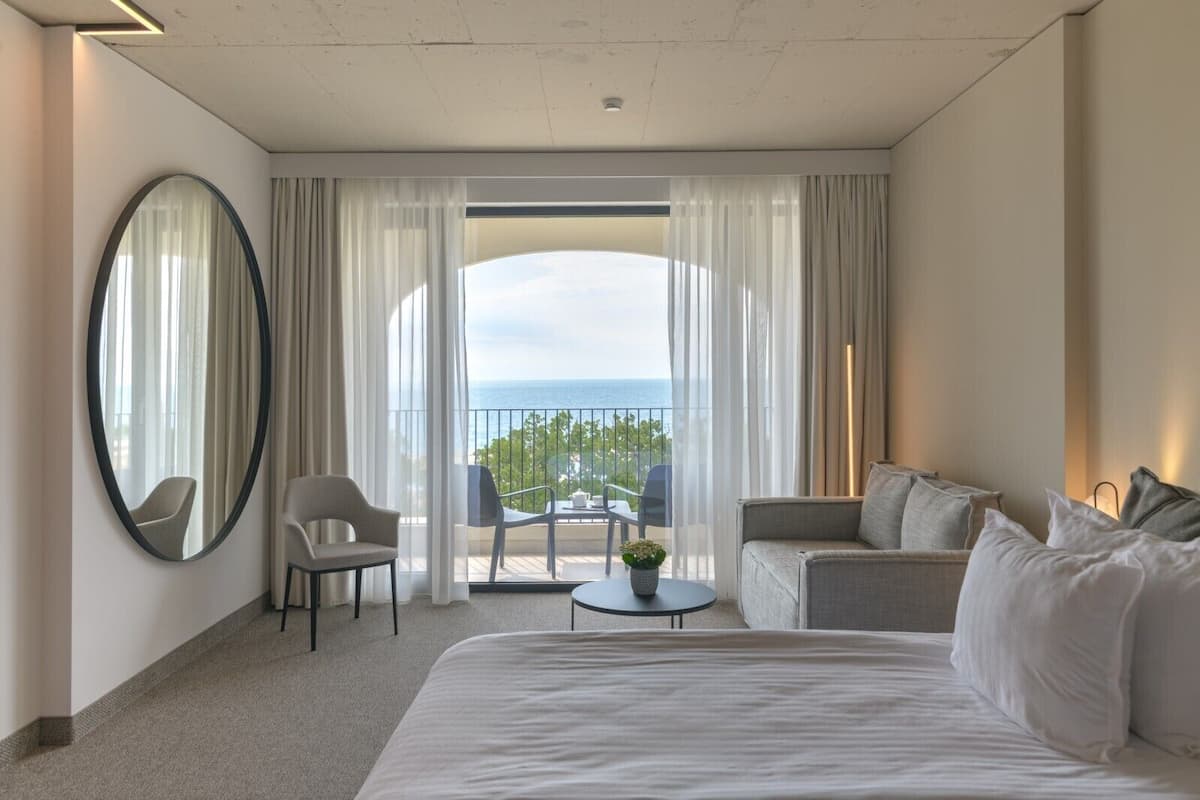 superior double, sea view | 1 bedroom, hypo-allergenic bedding, minibar, in-room safe