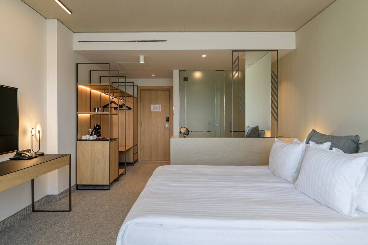 deluxe double, sea view | 1 bedroom, hypo-allergenic bedding, minibar, in-room safe