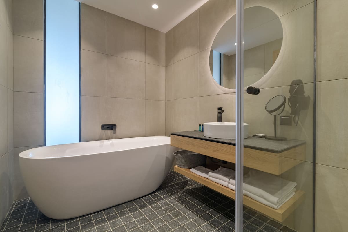 shower, rainfall showerhead, free toiletries, hair dryer