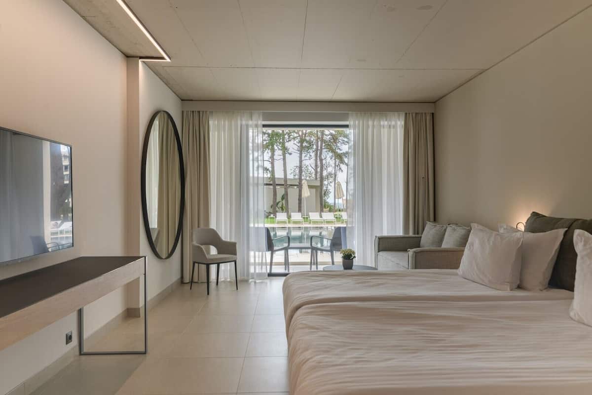 Pine pool swim-up | Hypo-allergenic bedding, minibar, in-room safe, desk