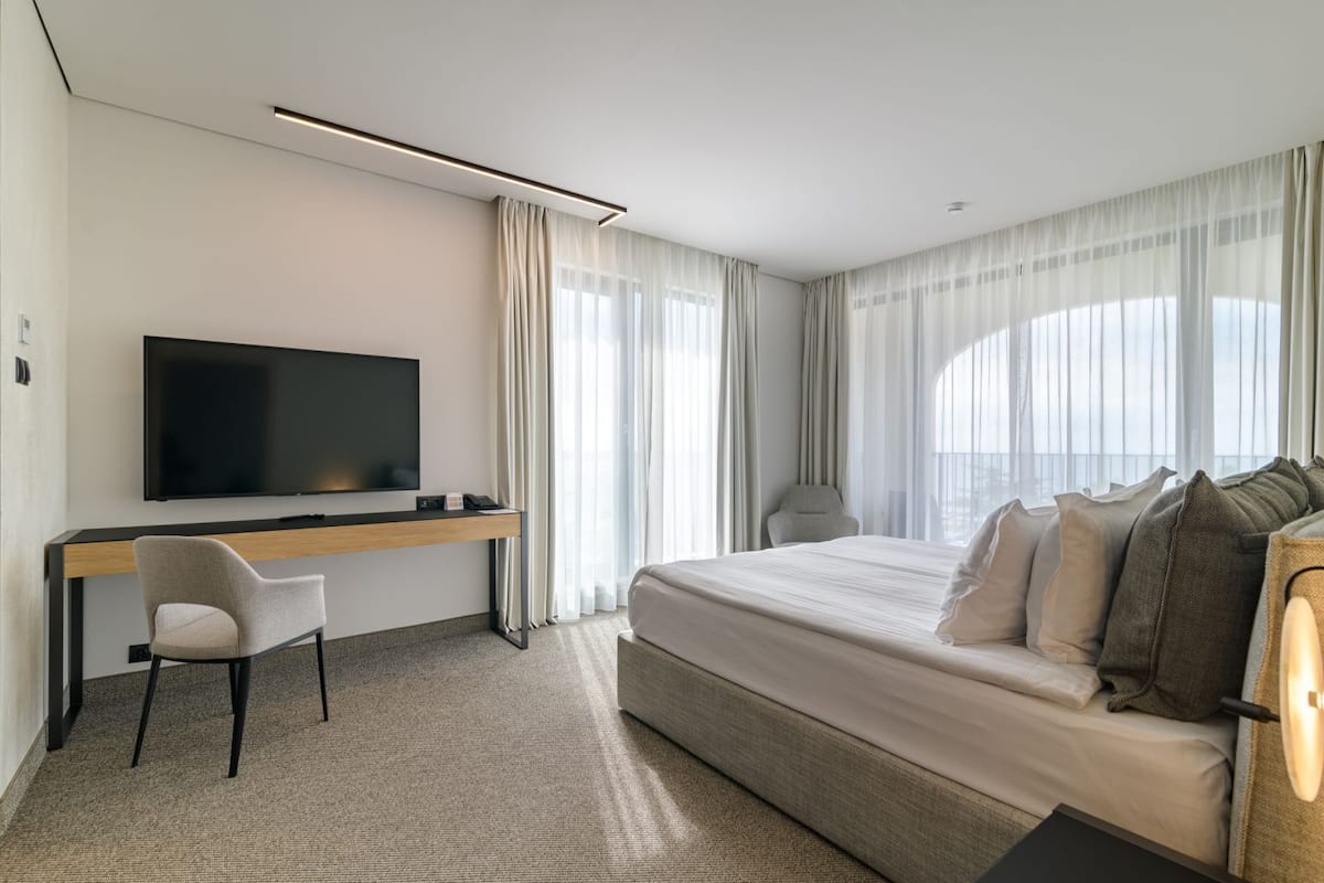 Black sea 1 bedroom Suit, Sea View | Hypo-allergenic bedding, minibar, in-room safe, desk
