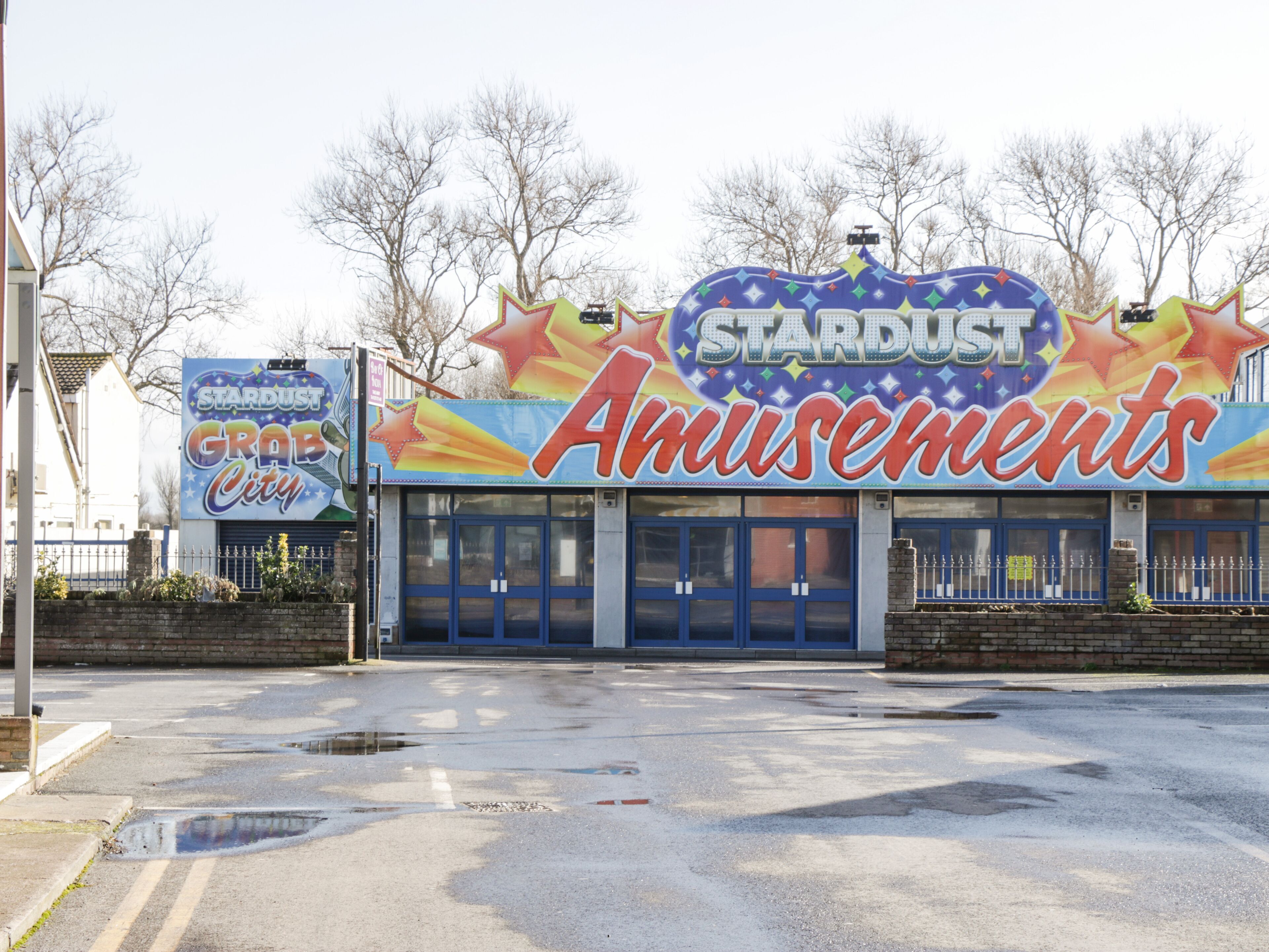 En bygning med et skilt, der viser "Stardust Amusements".
