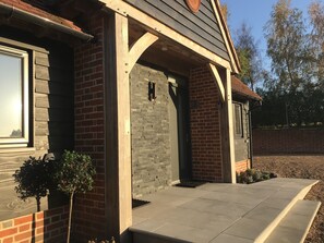 Exterior - Hillside Farm Barn Apartments (Woking)