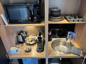 Premium bedding, in-room safe, desk, laptop workspace - Hillside Farm Barn Apartments (Woking)