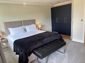 Luxury-Doppelzimmer | Hochwertige Bettwaren, Zimmersafe, Schreibtisch