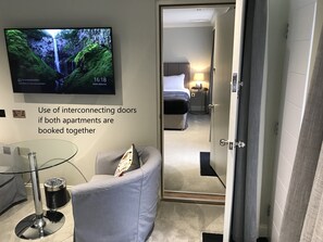 Habitación de lujo doble | Ropa de cama de alta calidad, caja fuerte, escritorio