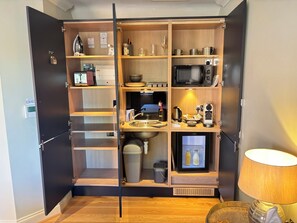 Habitación de lujo doble | Ropa de cama de alta calidad, caja fuerte, escritorio