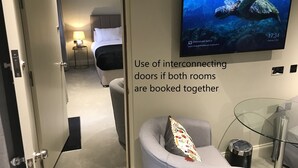奢華雙人房 | 高級寢具、客房內保險箱、書桌、筆電工作空間