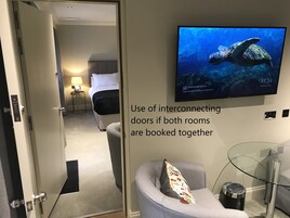 奢华双人房 | 高档床上用品、客房内保险箱、办公桌、笔记本电脑工作区