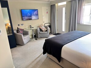 ラグジュアリー ダブルルーム | 高級寝具、セーフティボックス (室内)、デスク、ノートパソコン用作業スペース