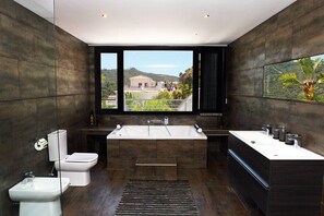 Kombination af bruser/badekar, boblebadekar, hårtørrer, bidet