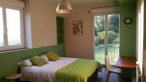 5 bedrooms, desk, iron/ironing board, free WiFi