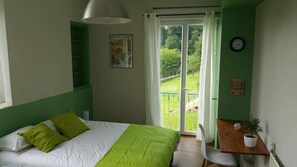 5 bedrooms, desk, iron/ironing board, free WiFi