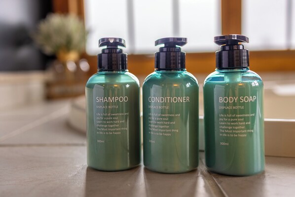 Combined shower/bathtub, jetted bath, hair dryer, towels - Adirondacks Getaway - Hiking Trails - Sauna - 5-Min from Lake - Pet-Friendly (Broadalbin)