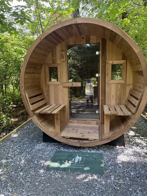 Property grounds - Adirondacks Getaway - Hiking Trails - Sauna - 5-Min from Lake - Pet-Friendly (Broadalbin)