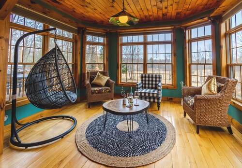 Adirondacks Getaway - Hiking Trails - Sauna - 5-Min from Lake - Pet-Friendly