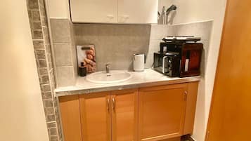 Mikrowelle, Wasserkocher mit Kaffee-/Teezubehör, Wasserkocher, Toaster