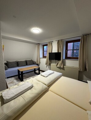 Free WiFi, bed sheets - Hotel Anker (Dinkelsbuehl)
