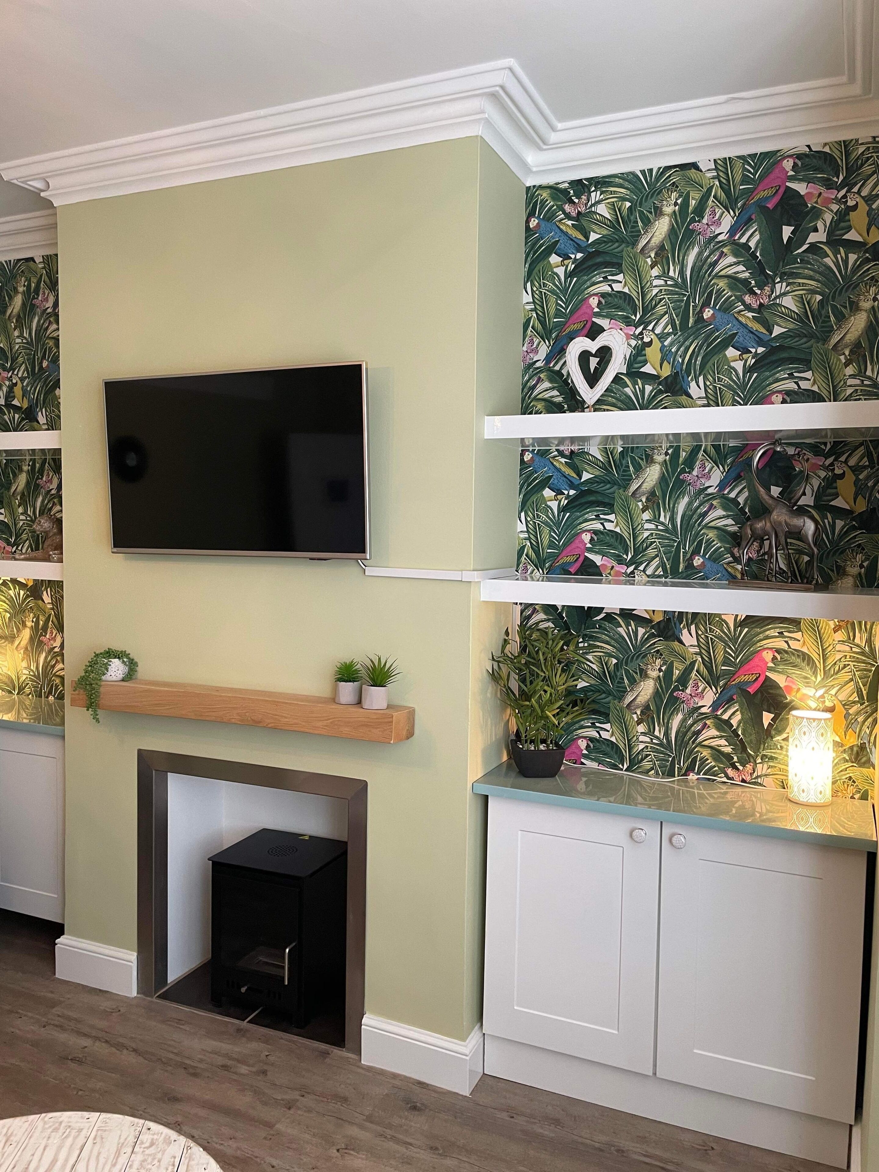 5 minutes walk to the beach. 6 bedroom 6 bathroom house, parking for 2/3 cars. 