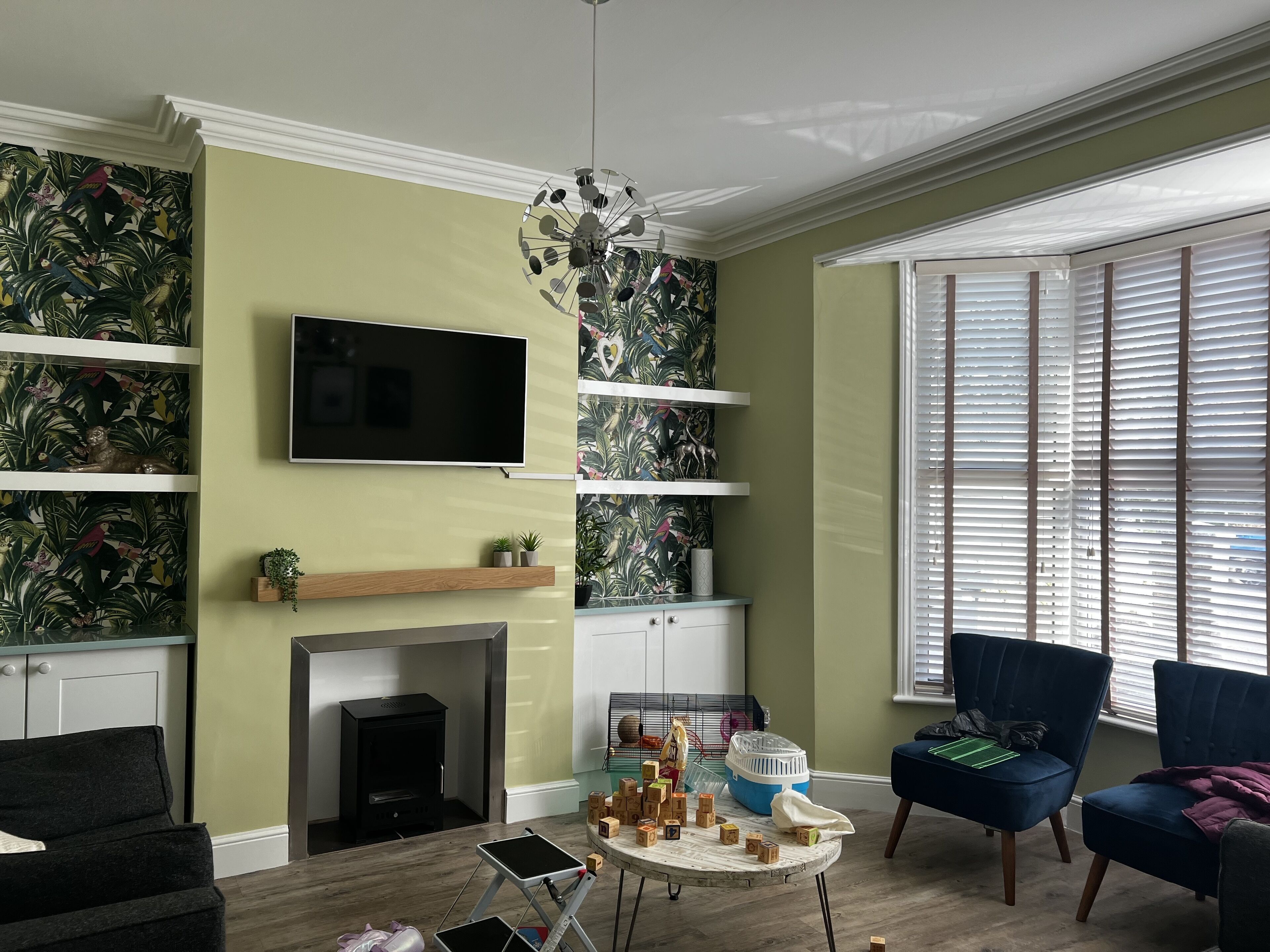 5 minutes walk to the beach. 6 bedroom 6 bathroom house, parking for 2/3 cars. 