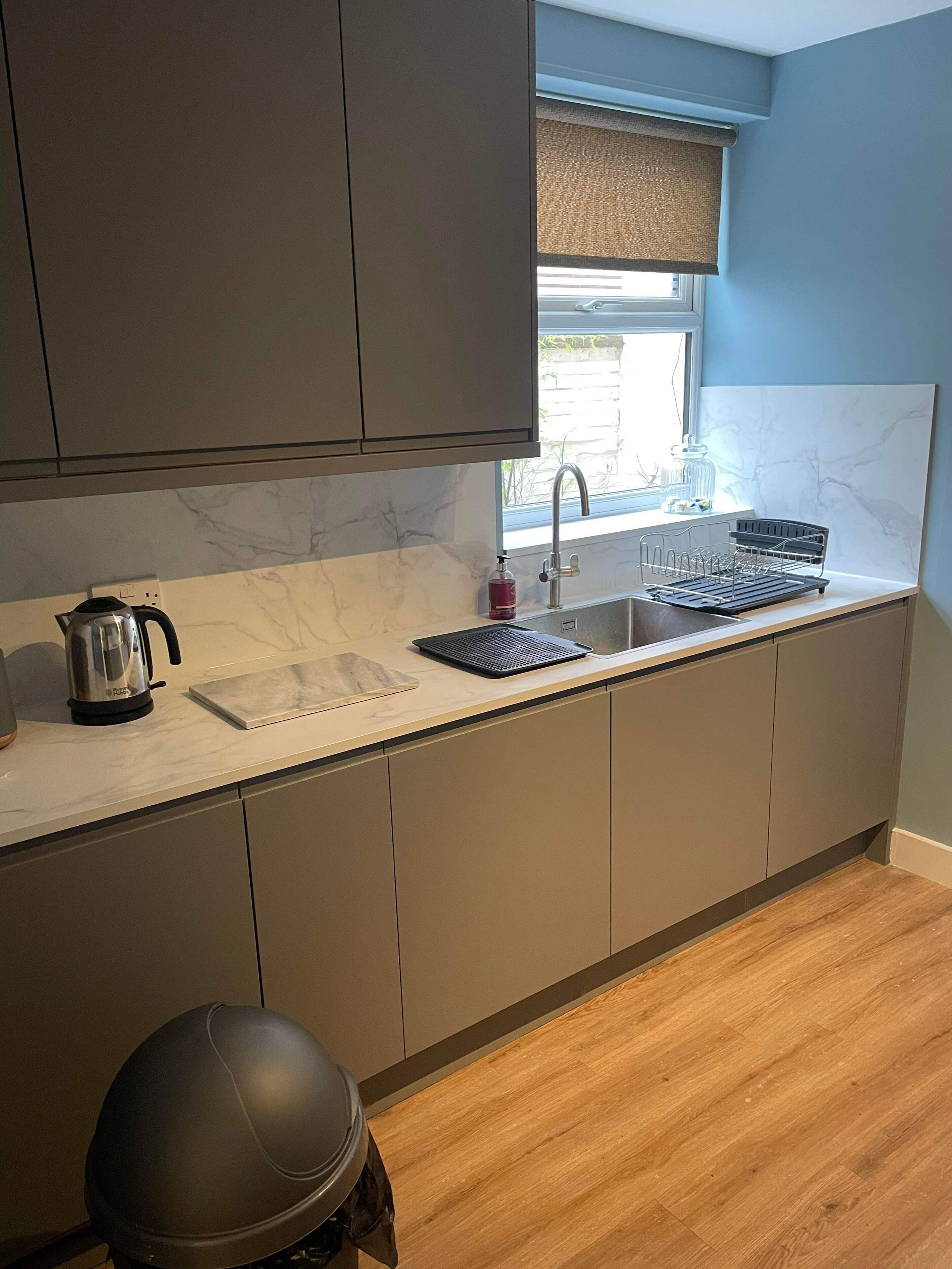 5 minutes walk to the beach. 6 bedroom 6 bathroom house, parking for 2/3 cars. 