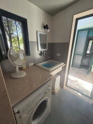 Douche, sèche-cheveux, bidet