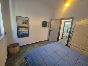 2 soverom, strykejern/-brett og reiseseng for barn