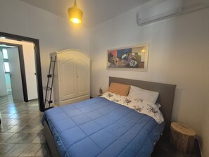 2 chambres, fer et planche à repasser, lit parapluie