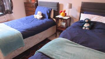 3 slaapkamers, een bureau, een strijkplank/strijkijzer, reisbedje