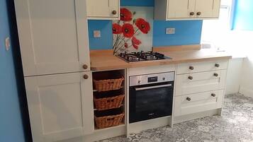 Een koelkast, een magnetron, een oven, een kookplaat